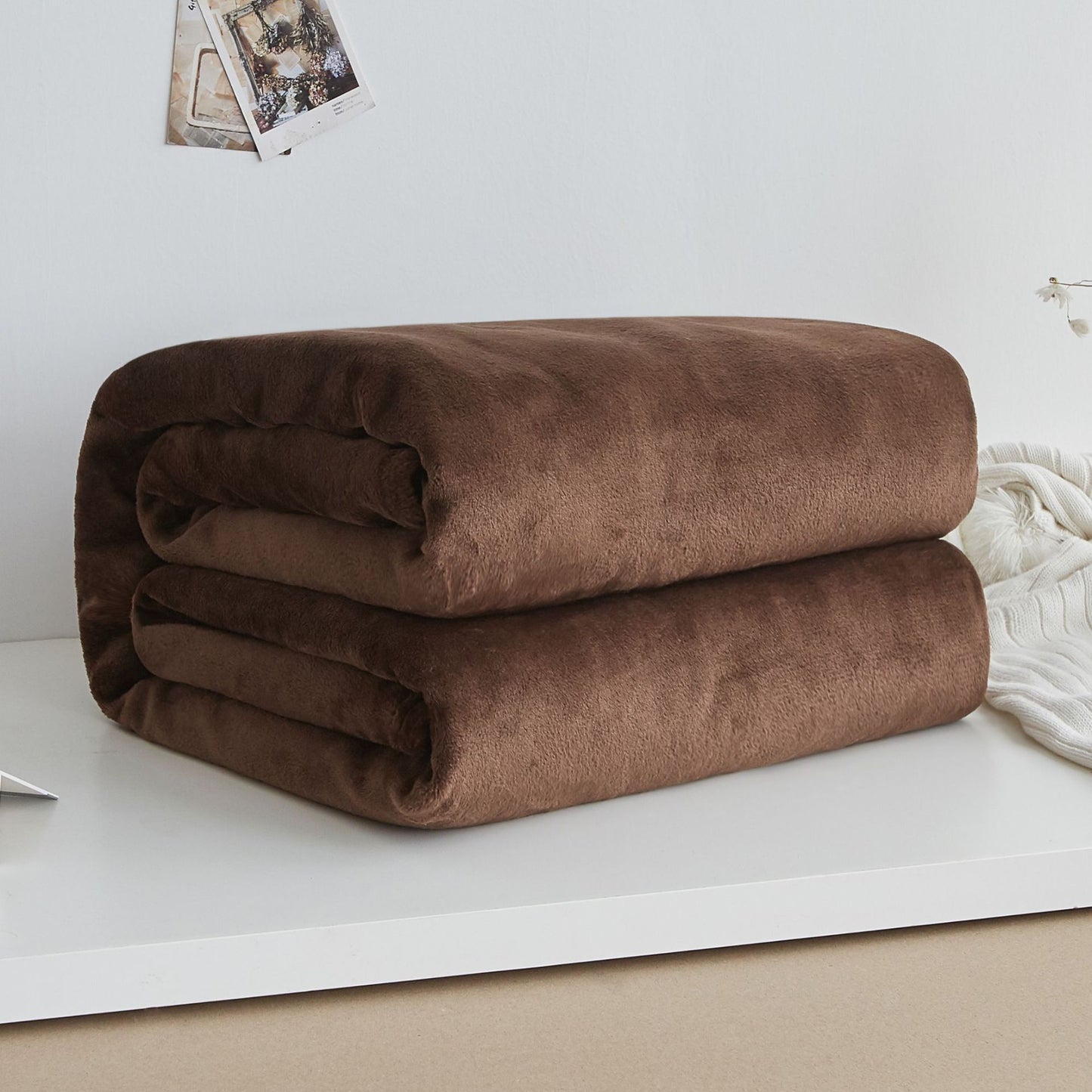 Cozy Solid Color Fleece Blanket – Soft Coral Flannel Throw for All Seasons