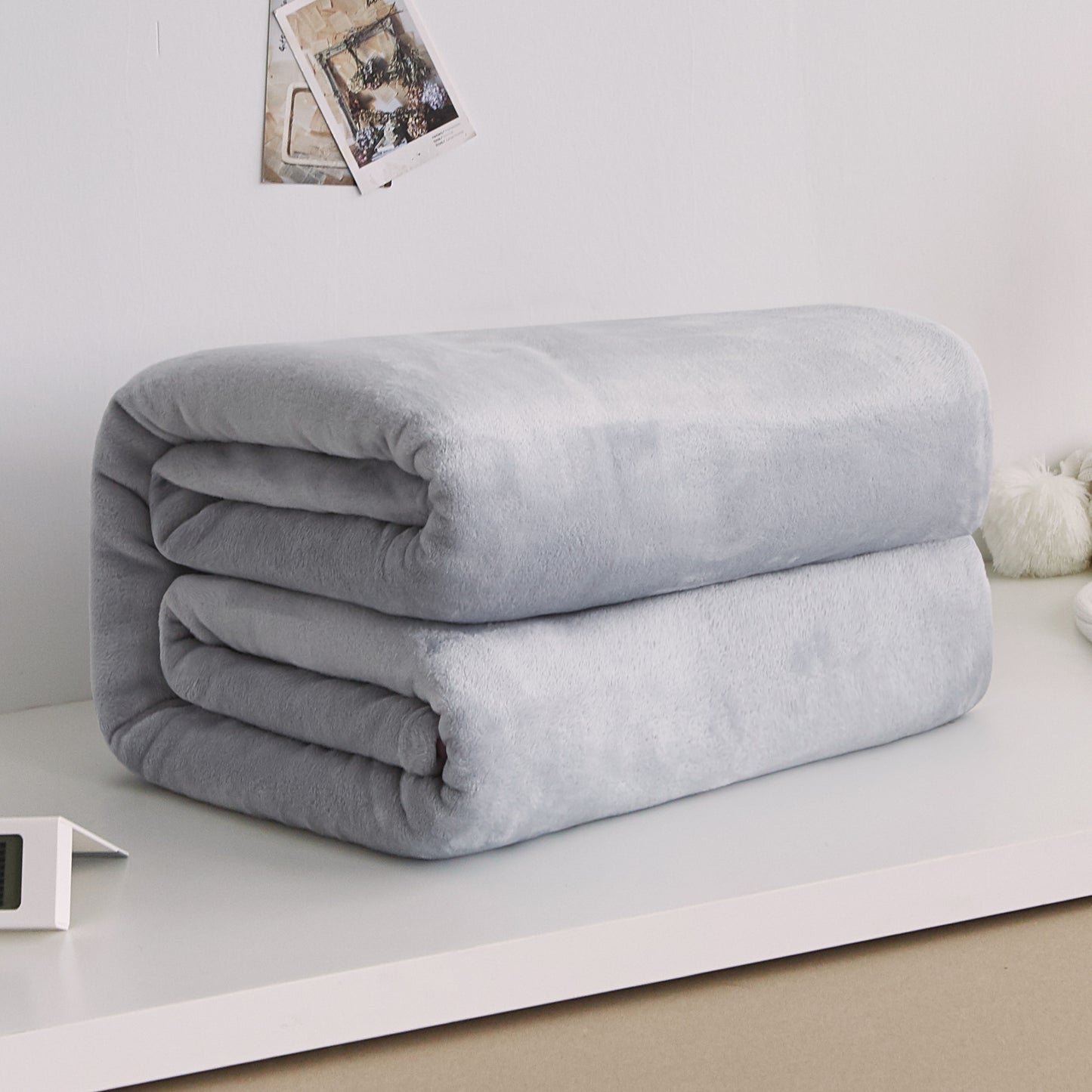 Cozy Solid Color Fleece Blanket – Soft Coral Flannel Throw for All Seasons